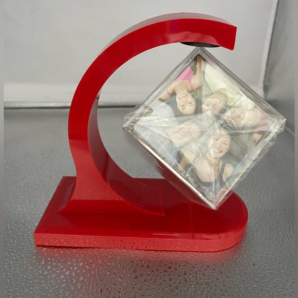 Floating Acrylic Photo Cube w/ Magnetic Base - Picture 2 of 9